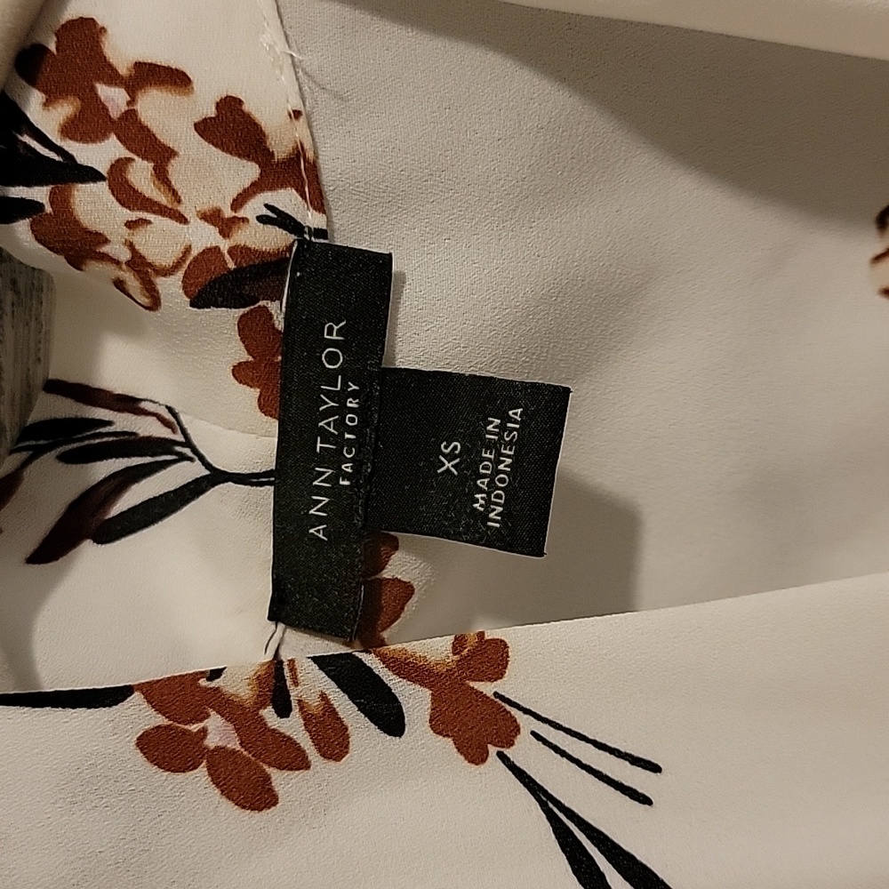 Drape front blouse - Picture 3 of 3